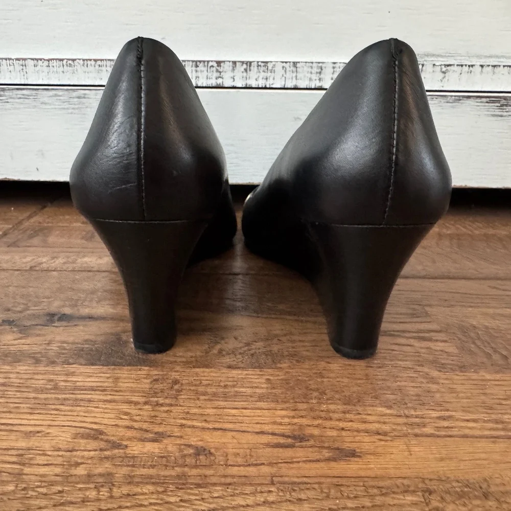 Tory Burch Tiffy Black Leather Wedge Pumps Gold Logo Cap Toe‎ Women's Size 8.5